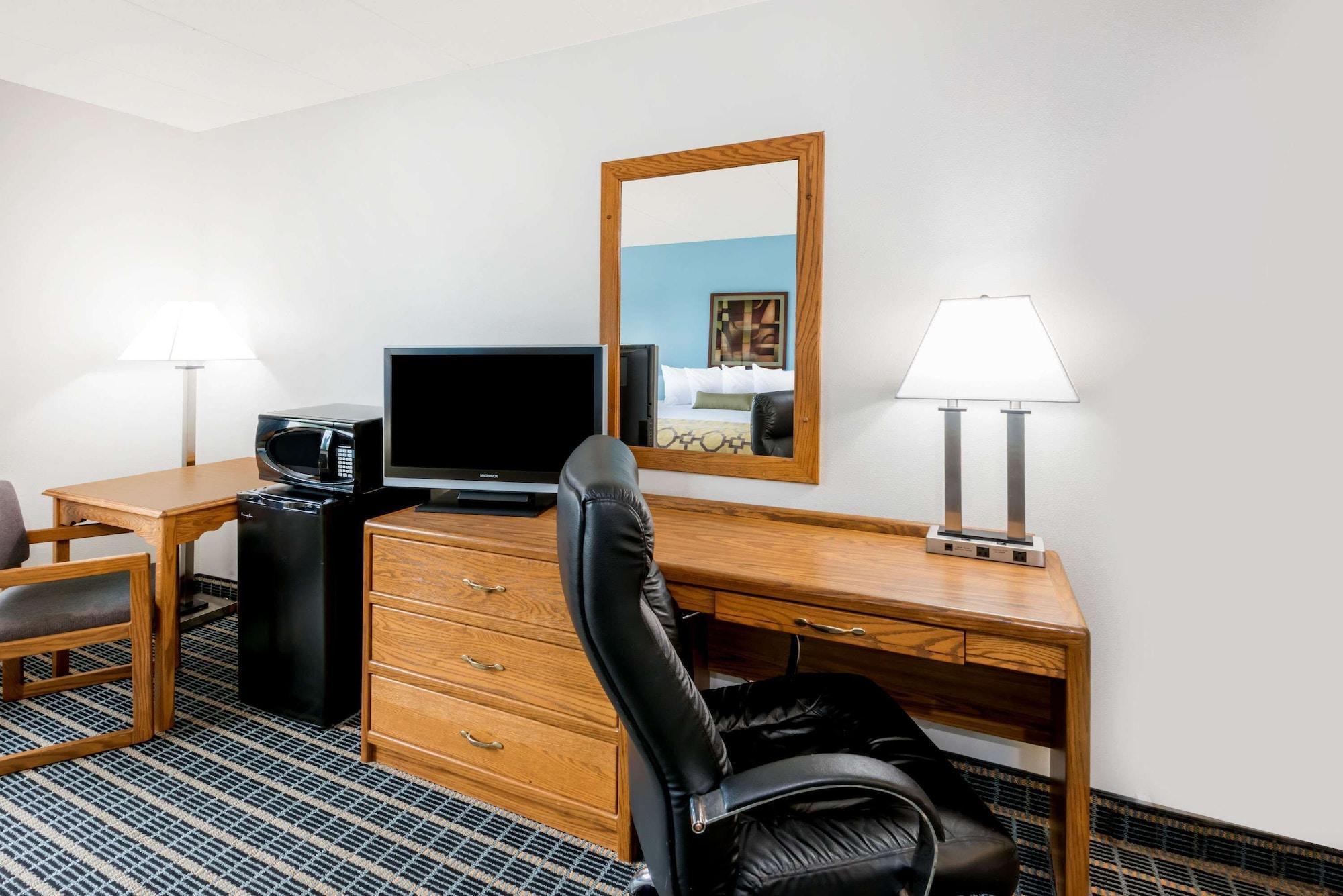 Baymont By Wyndham Marshalltown Extérieur photo